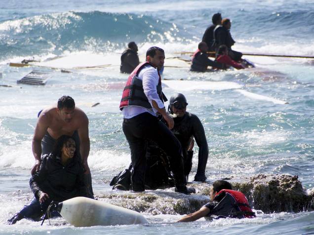 Imigrantes que tentaram chegar à Grécia, são resgatados por membros da Guarda Costeira grega e moradores perto da costa da ilha do sudeste de Rodes