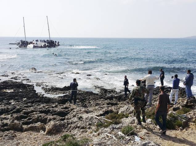 Um barco que transportava 300 imigrantes encalhou na ilha grega de Rodes esta manhã
