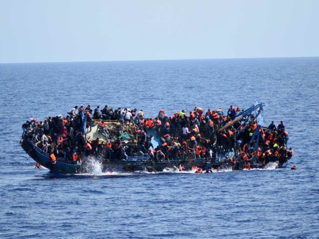 Marinha italiana resgata 550 refugiados do mar depois de barco virar