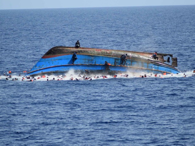 Marinha italiana resgata 550 refugiados do mar depois de barco virar