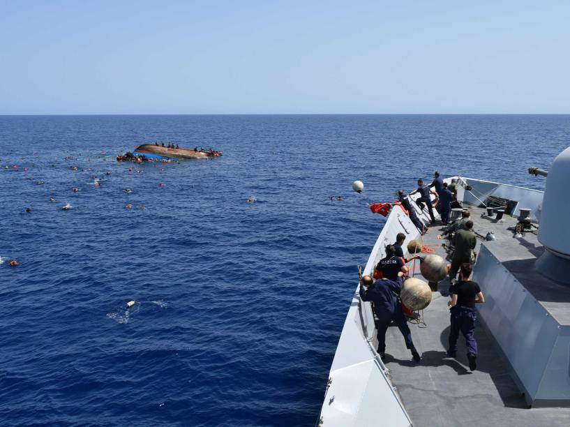 Marinha italiana resgata 550 refugiados do mar depois de barco virar