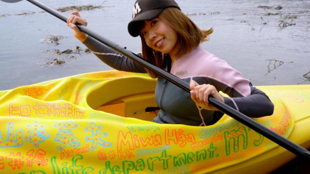 A artista Rokudenashiko (Megumi Igarashi) no caiaque criado no formato de sua vagina