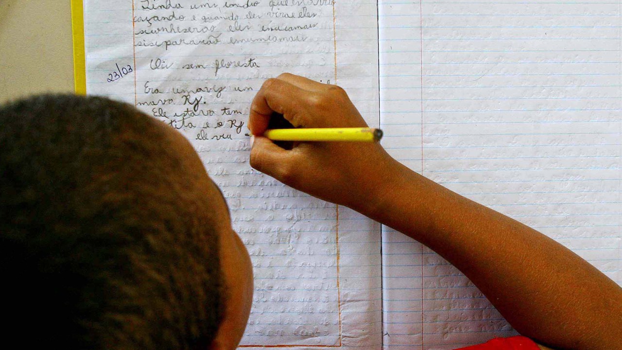 Notas da Prova Brasil 2013 mostram que apenas 11% dos alunos brasileiros aprendem o esperado em matemática após passar nove anos na escola
