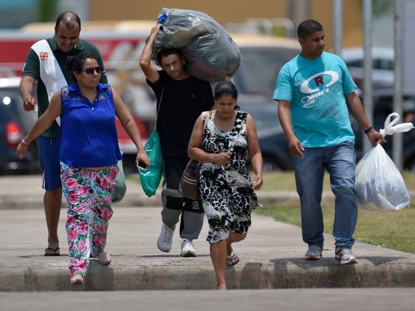 Pessoas ajudam com doações para a população afetada pela enxurrada de lama no distrito de Bento Rodrigues, no interior de Minas Gerais