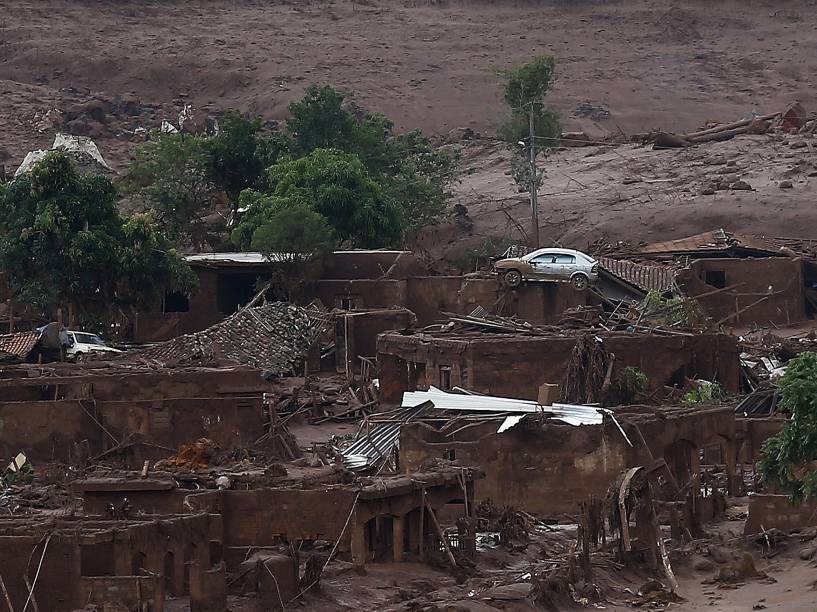 Vista dos estragos na região onde barragens de contenção de rejeitos da mineradora Samarco Fundão se rompeu na tarde desta quinta-feira (5), no subdistrito de Bento Rodrigues, em Mariana (a 124 km de Belo Horizonte), no interior de Minas Gerais. A enxurrada de lama inundou e destruiu várias casas no distrito de Bento Rodrigues, em Mariana