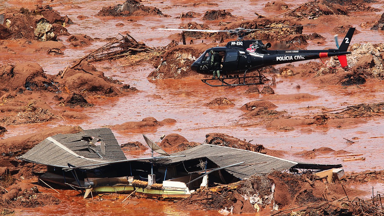 Estragos causados em Bento Rodrigues, distrito de Mariana, em Minas Gerais, que foi atingido por rejeitos de mineração depois de rompimento de duas barragens da empresa Samarco. O distrito tem aproximadamente 600 moradores