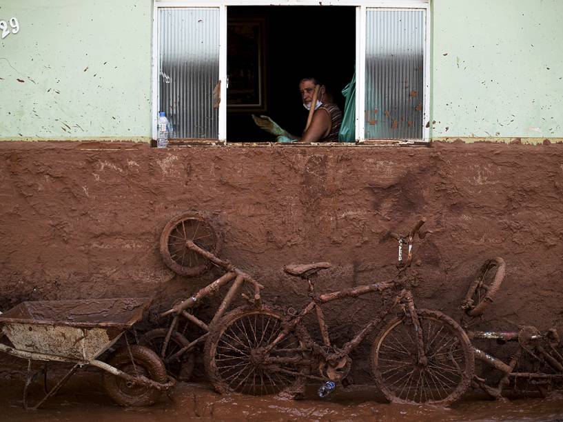 A cidade de Barra Longa está tomada pela lama, neste domingo (8), após o rompimento de duas barragem de rejeito da mineradora Samarco, entre os municípios de Mariana e Ouro Preto. As barragens ficam a cerca 60 km de Barra Longa