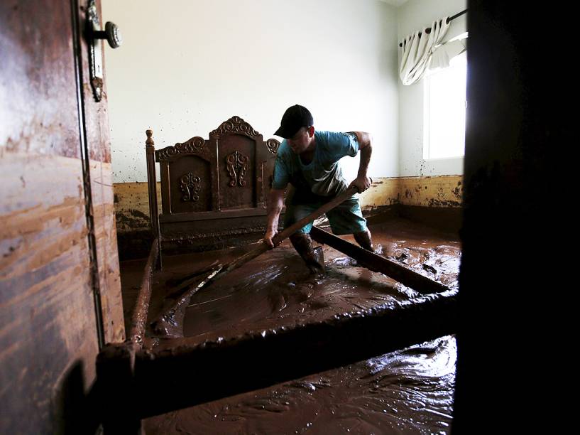 A cidade de Barra Longa está tomada pela lama, neste domingo (8), após o rompimento de duas barragem de rejeito da mineradora Samarco, entre os municípios de Mariana e Ouro Preto. As barragens ficam a cerca 60 km de Barra Longa