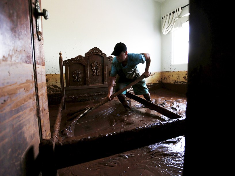 A cidade de Barra Longa está tomada pela lama, neste domingo (8), após o rompimento de duas barragem de rejeito da mineradora Samarco, entre os municípios de Mariana e Ouro Preto. As barragens ficam a cerca 60 km de Barra Longa