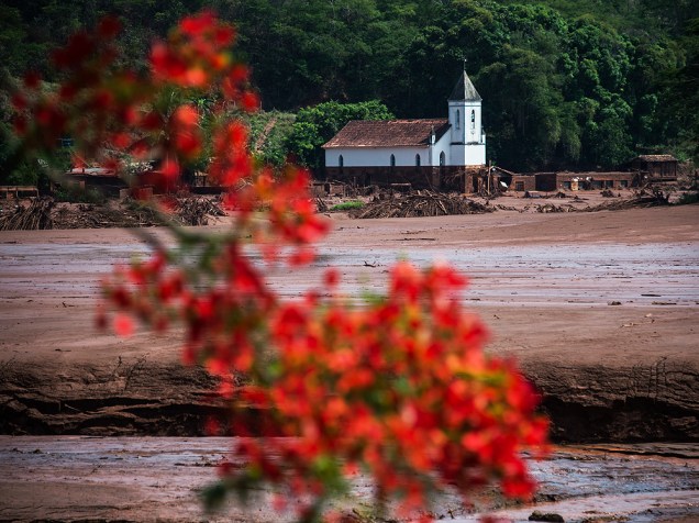 A cidade de Barra Longa está tomada pela lama, neste domingo (8), após o rompimento de duas barragem de rejeito da mineradora Samarco, entre os municípios de Mariana e Ouro Preto. As barragens ficam a cerca 60 km de Barra Longa
