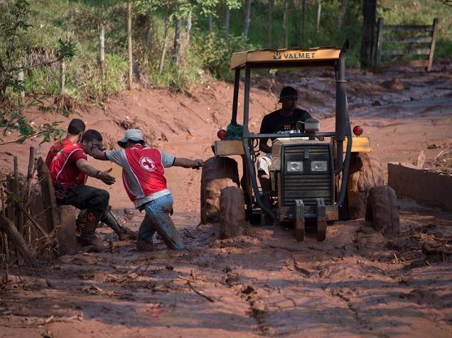 Voluntários da Cruz Vermelha ajudam às vítimas do rompimento da barragem de rejeito da empresa de mineração Samarco, no subdistrito de Bento Rodrigues, em Mariana (MG), neste domingo (08)