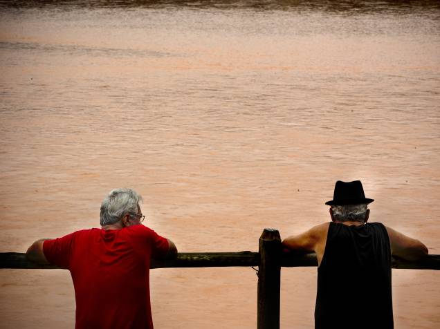 No centro de Colatina (ES), o rio Doce amanheceu com suas águas misturadas com lama, após a chegada dos rejeitos de minério vindos de Mariana (MG)