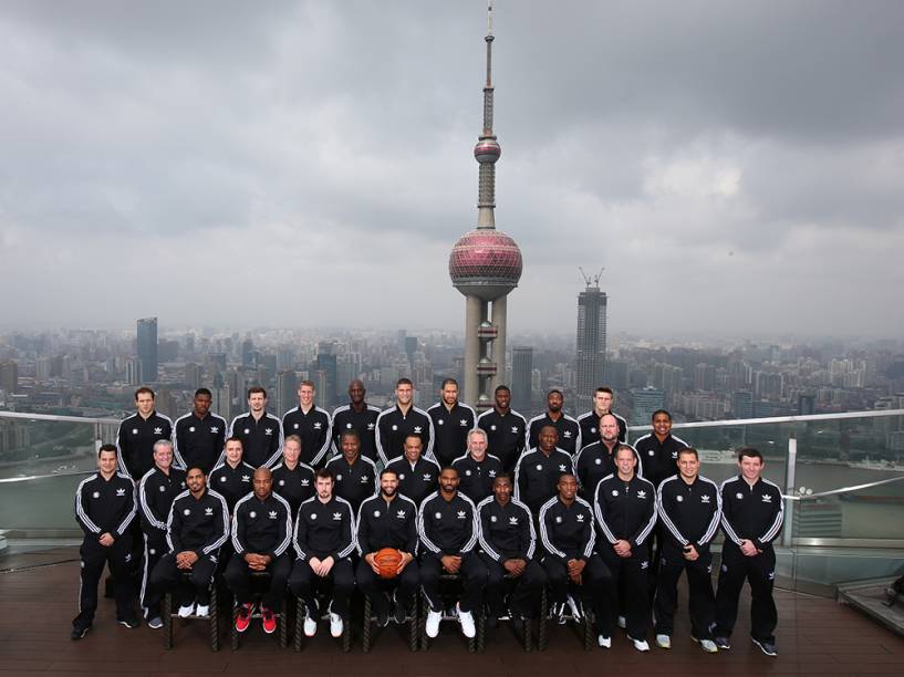 Alessandro Oliveira com a equipe do Nets durante viagem de pré-temporada na China