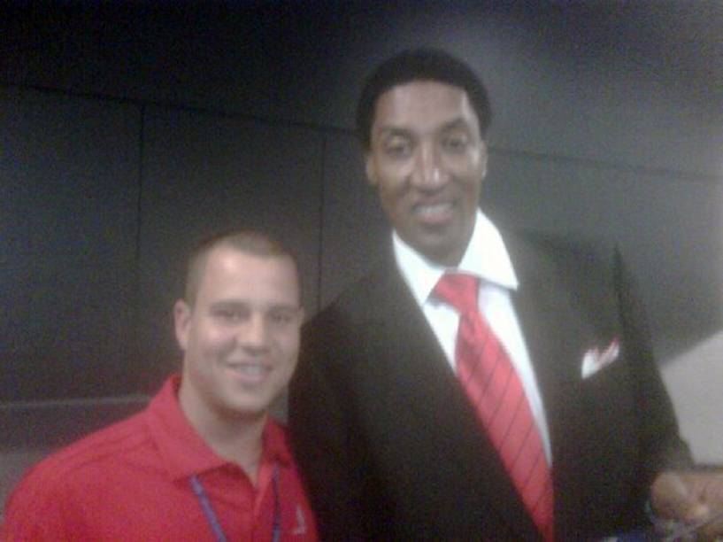 Alessandro Oliveira tira foto com Scottie Pippen, lendário ex-jogador do Chicago Bulls, em seu primeiro ano na NBA