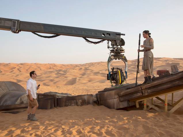 O diretor J.J.Abrams no set de Star Wars: O despertar da força com a atriz Daisy Ridley