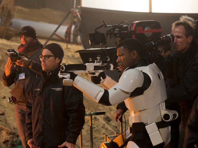 O diretor J.J.Abrams no set de filmagem de Star Wars: O despertar da força com o ator John Boyega