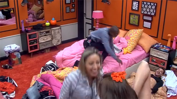 Angélica aproveitou a saída de Amanda para se atirar na cama de Fernando -- 22 de janeiro