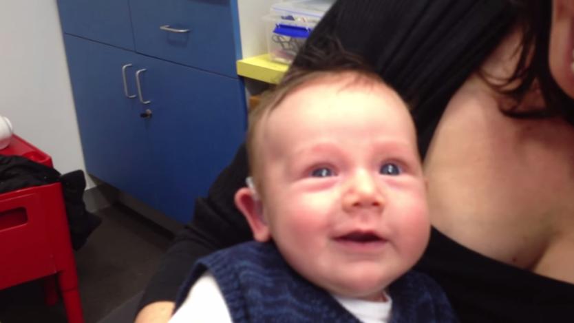 Lachlan, aos dois meses de vida, ouve a voz da família pela primeira vez. Ele foi diagnosticado com perda auditiva neurossensorial quando tinha quatro semanas