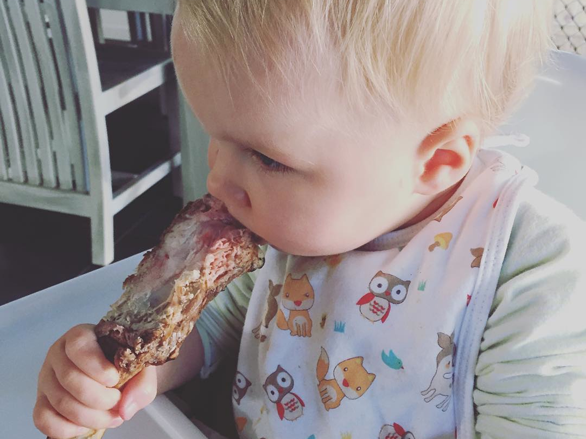 Grace, de apenas 13 meses, segue uma alimentação à base de leite materno, frutas, vegetais e carnes orgânicas. De acordo com sua mãe, essa dieta tem nutrientes que ajudam a fortalecer o sistema imunológico da criança