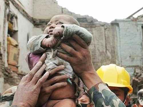 O bebê Sonit Awal de apenas 4 meses, sobreviveu após ficar mais de 22 horas soterrado em um prédio que desabou em Bhaktapur, uma cidade no Vale de Katmandu<br>