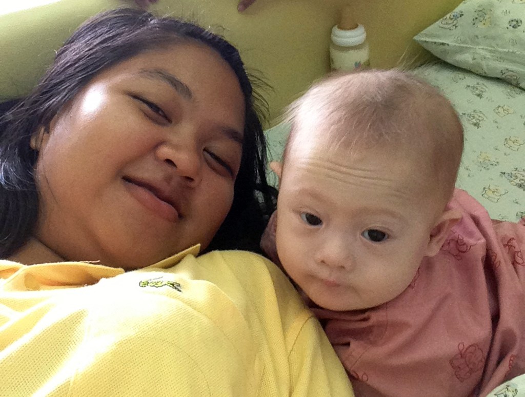 A tailandesa Pattaramon Chanbua e o bebê Gammy, nascido com síndrome de Down