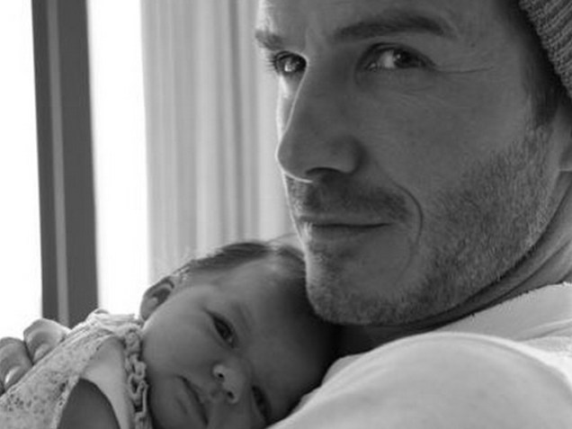 David Beckham e a filha, Harper, ainda recém-nascida