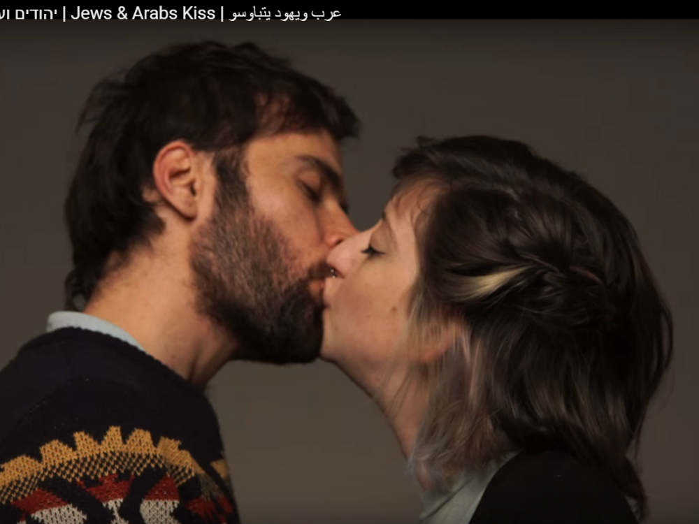 Um casal formado por um palestino e uma judia beijam-se em vídeo de protesto