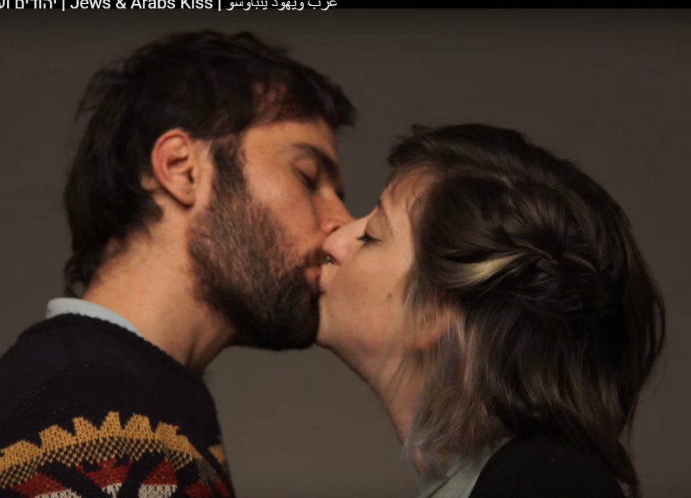 Um casal formado por um palestino e uma judia beijam-se em vídeo de protesto