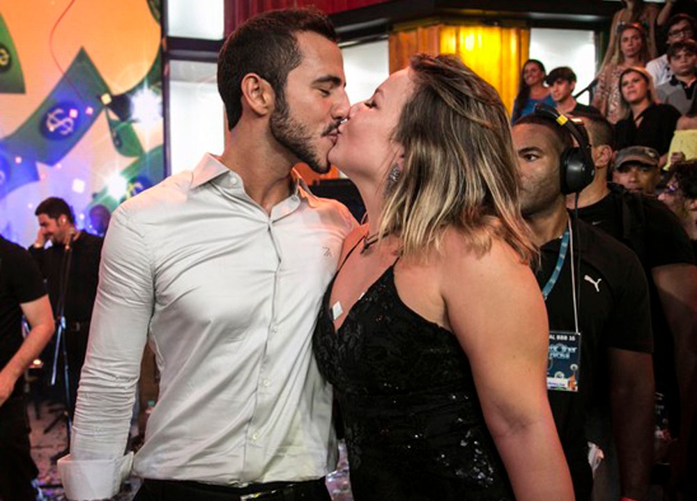Matheus e Maria Claudia se beijam na final do 'BBB16'