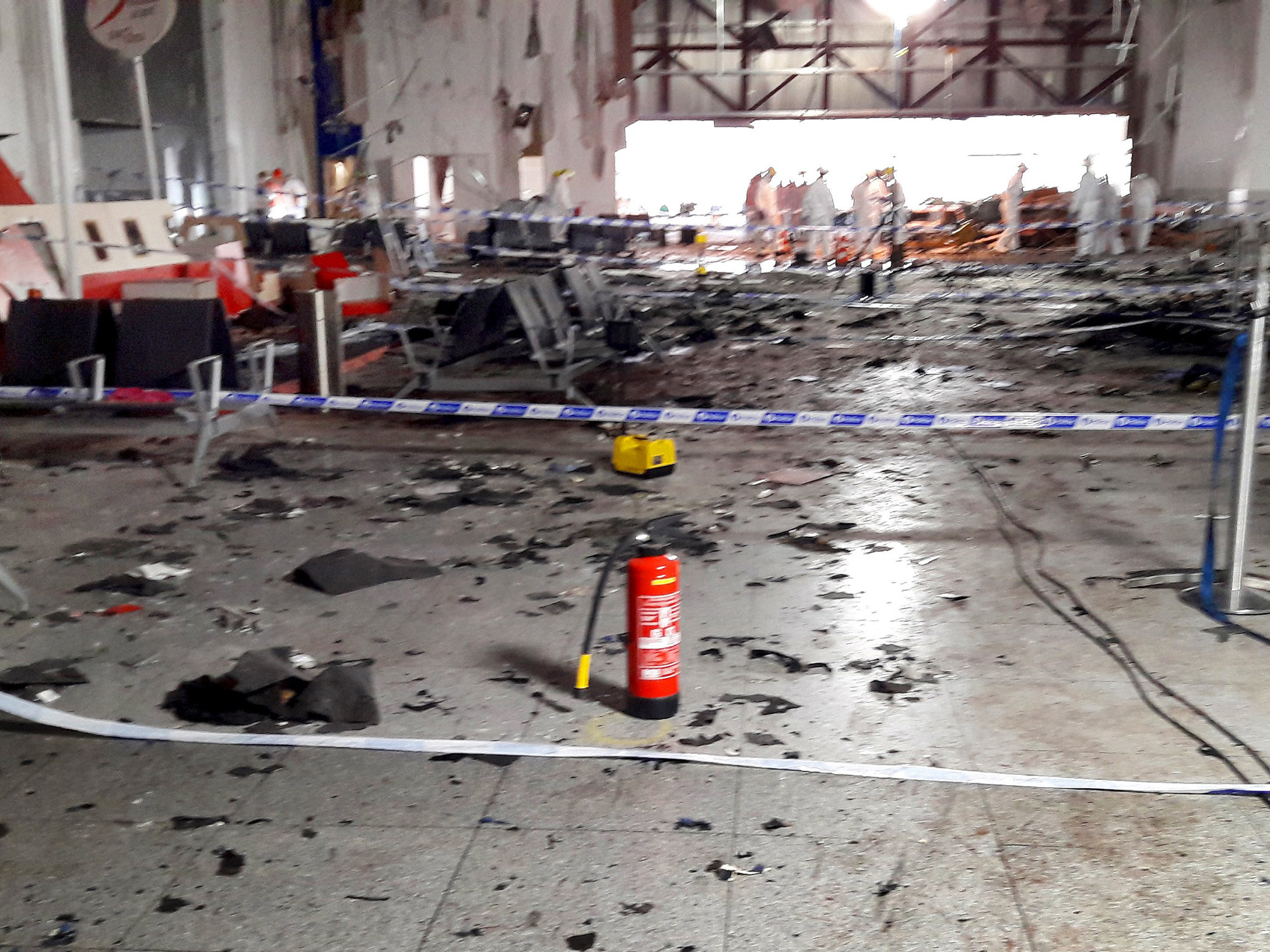 Aeroporto de Zaventem , na capital da Bélgica, Bruxelas, uma semana após os atentados que deixaram dezenas de mortos