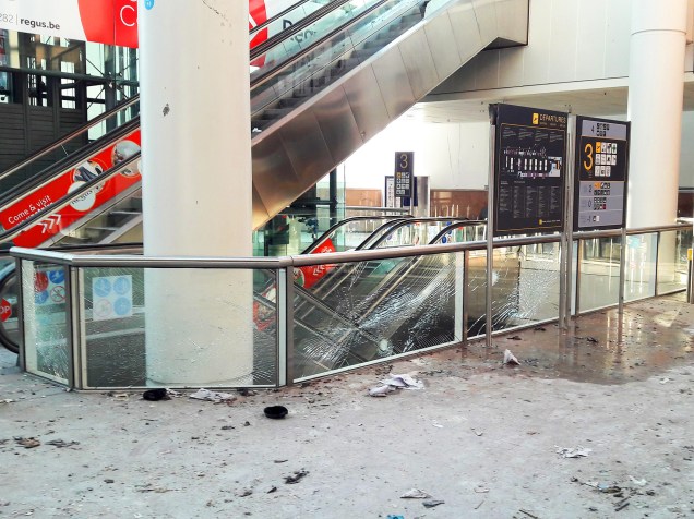 Aeroporto de Zaventem , na capital da Bélgica, Bruxelas, uma semana após os atentados que deixaram dezenas de mortos