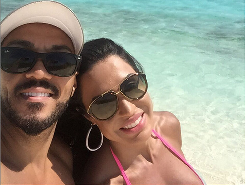 Belo e Gracyanne Barbosa tiram selfie enquanto aproveitam o calor na praia