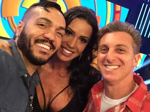 Belo e Gracyanne Barbosa publicam foto ao lado de Luciano Hulk, após participação em seu programa
