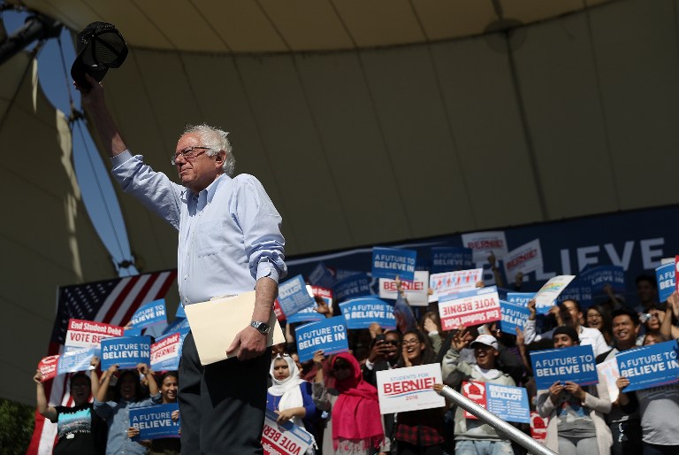Sanders sobe em palanque em Stockton, na Califórnia, nesta terça