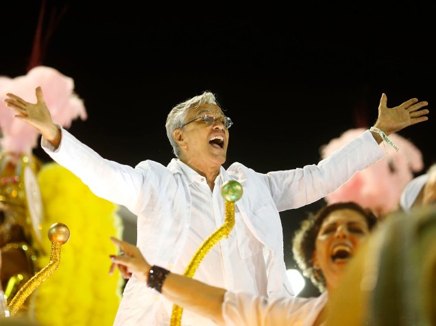 Caetano Veloso participa do desfile da Mangueira em homenagem à sua irmã Maria Bethânia