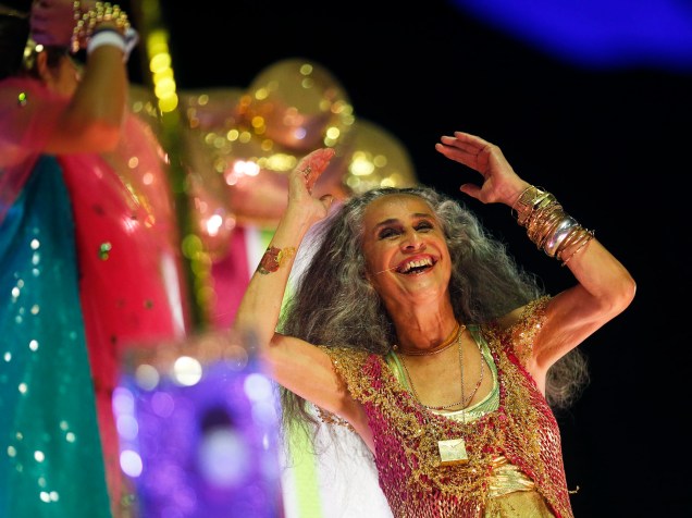 Mangueira fecha o segundo dia de desfiles do grupo especial com homenagem aos 50 anos de carreira da cantora Maria Bethânia