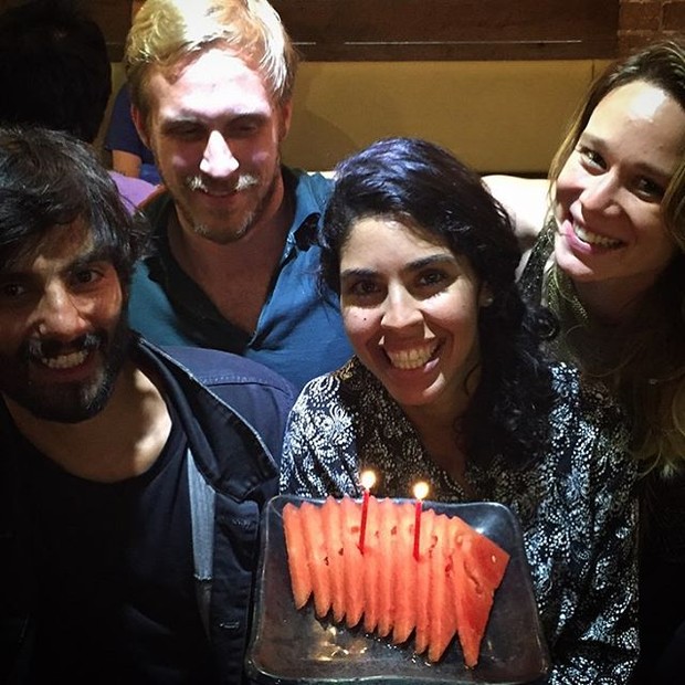 Bela Gil comemora aniversário com "bolo" de melancia