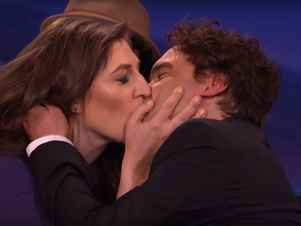 Johnny Galecki e Mayim Bialik, de ‘The Big Bang Theory’, se beijam em programa da TV americana