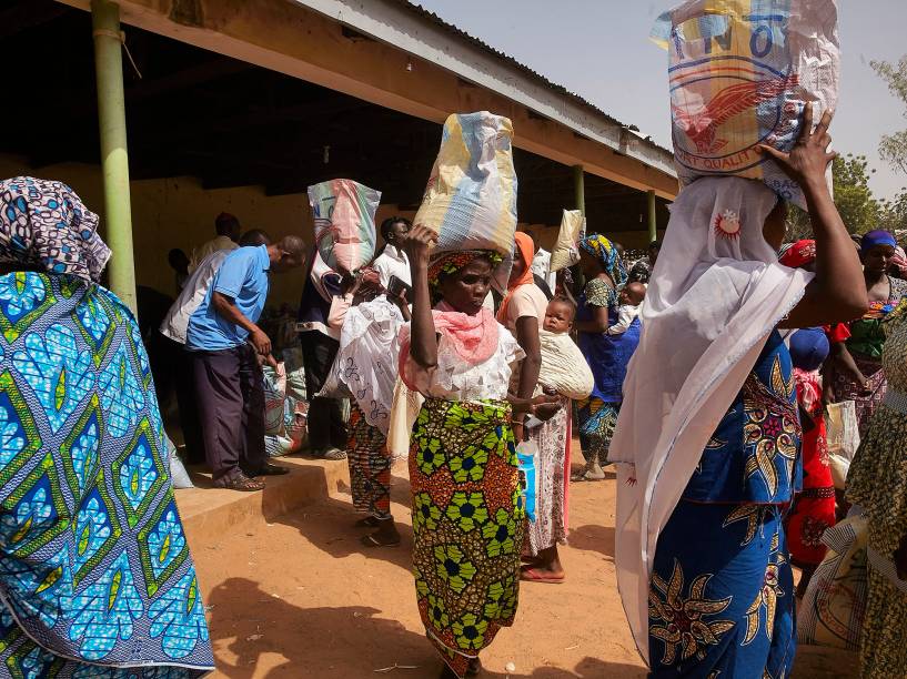 Distribuição de alimentos para deslocados internos na Catedral de Santa Teresa, em Yola