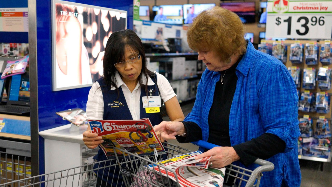 Consumidora verifica ofertas no Walmart, nos Estados Unidos