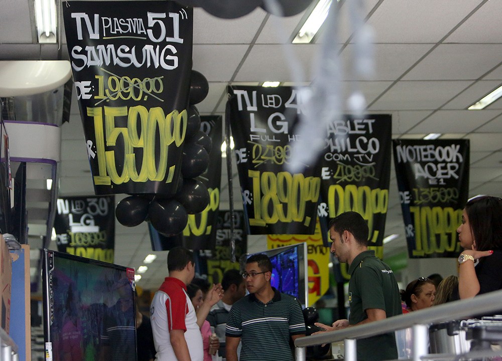 Descontos da Black Friday levam clientes as Magazine Luiza, em São Paulo