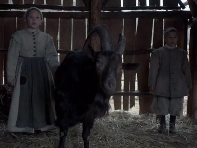 Os gemêos da família, Mercy (Ellie Grainger) e Jonas (Lucas Dawson), com o bode da família, Black Phillip, no terror ‘A Bruxa’
