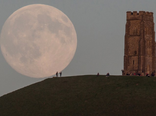 <p>O fenômeno da Lua azul, como é chamada a segunda lua cheia de um mês, ilumina a torre de Glastonbury, na Inglaterra nesta sexta-feira (31)</p>