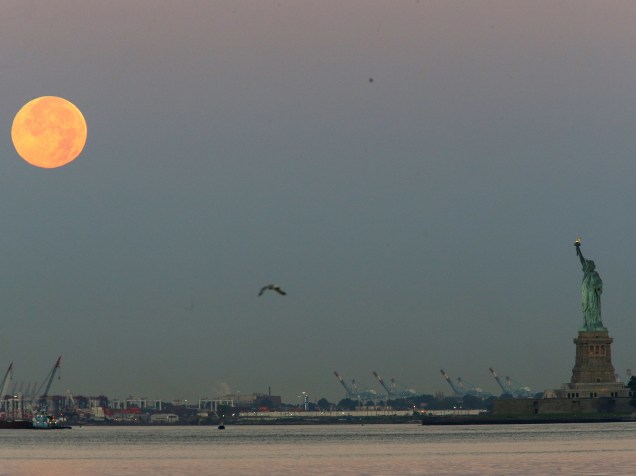 <p>O fenômeno da Lua azul, como é chamada a segunda lua cheia de um mês, é vista em Nova York nesta sexta-feira (31)</p>