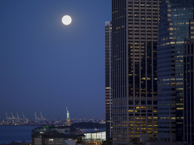<p>O fenômeno da Lua azul, como é chamada a segunda lua cheia de um mês, é vista em Nova York nesta sexta-feira (31)</p>