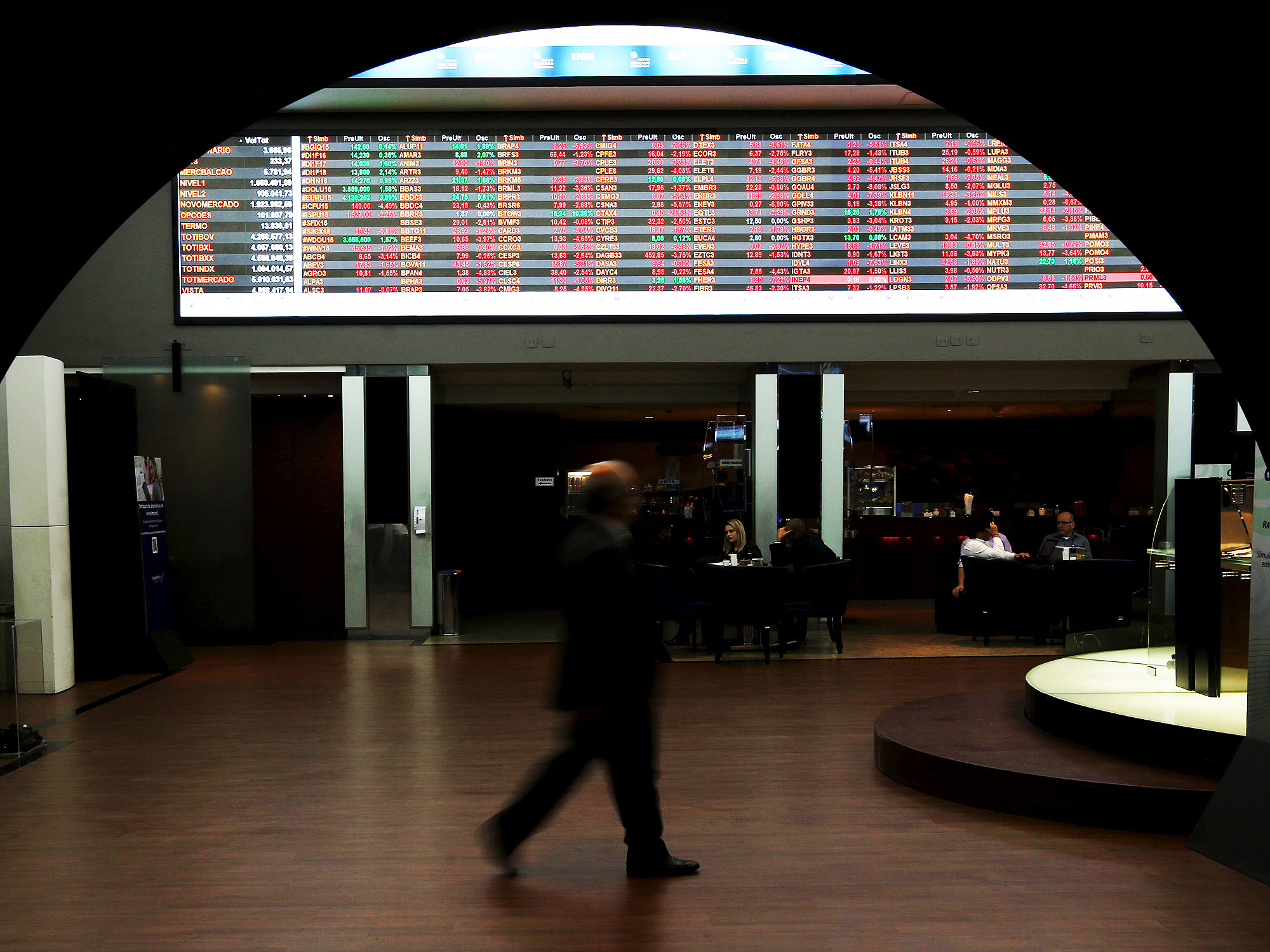 Movimentação da bolsa de valores, na Bovespa região central de São Paulo nesta segunda-feira (21)