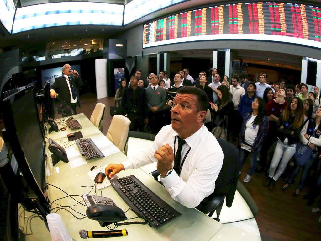 Movimentação da bolsa de valores, na Bovespa região central de São Paulo nesta segunda-feira (21)