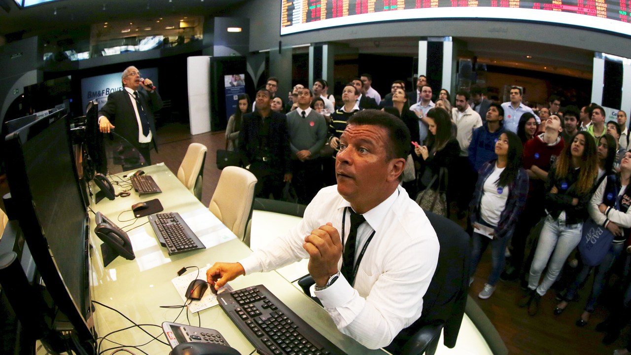 Movimentação da bolsa de valores, na Bovespa região central de São Paulo nesta segunda-feira (21)