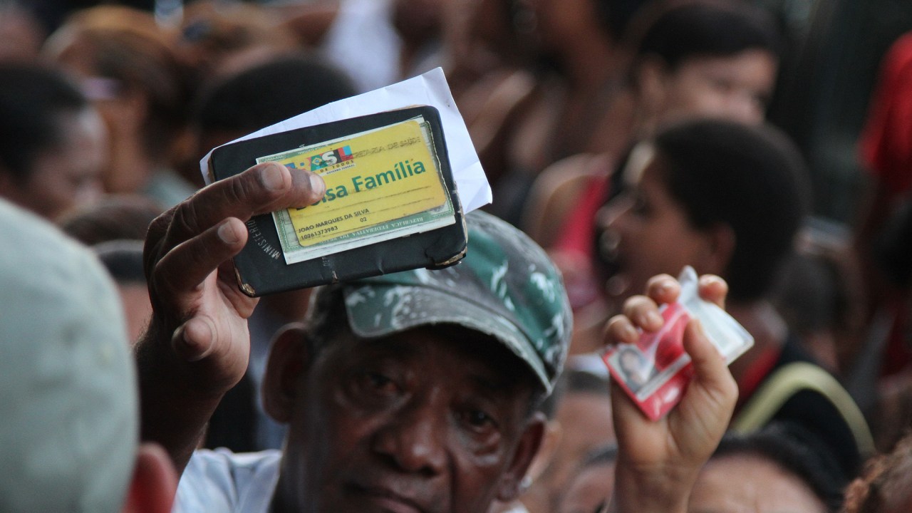 Beneficiários do Bolsa Família fazem fila para resgate do benefício em agência da Caixa localizada na zona norte do Recife