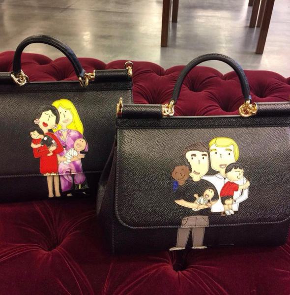 Bolsas, com estampas que mostram homossexuais com seus filhos, postadas no Instagram do estilista Stefano Gabbana